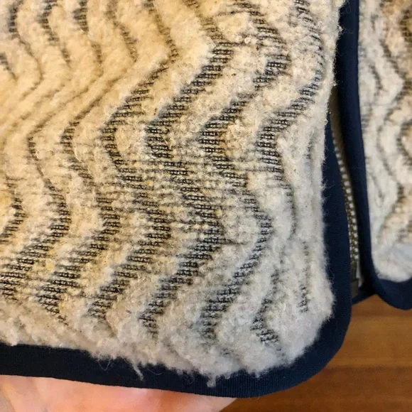 Patagonia Limited Edition Women's Woolie Fleece Reversible Vest - Picture 5 of 5